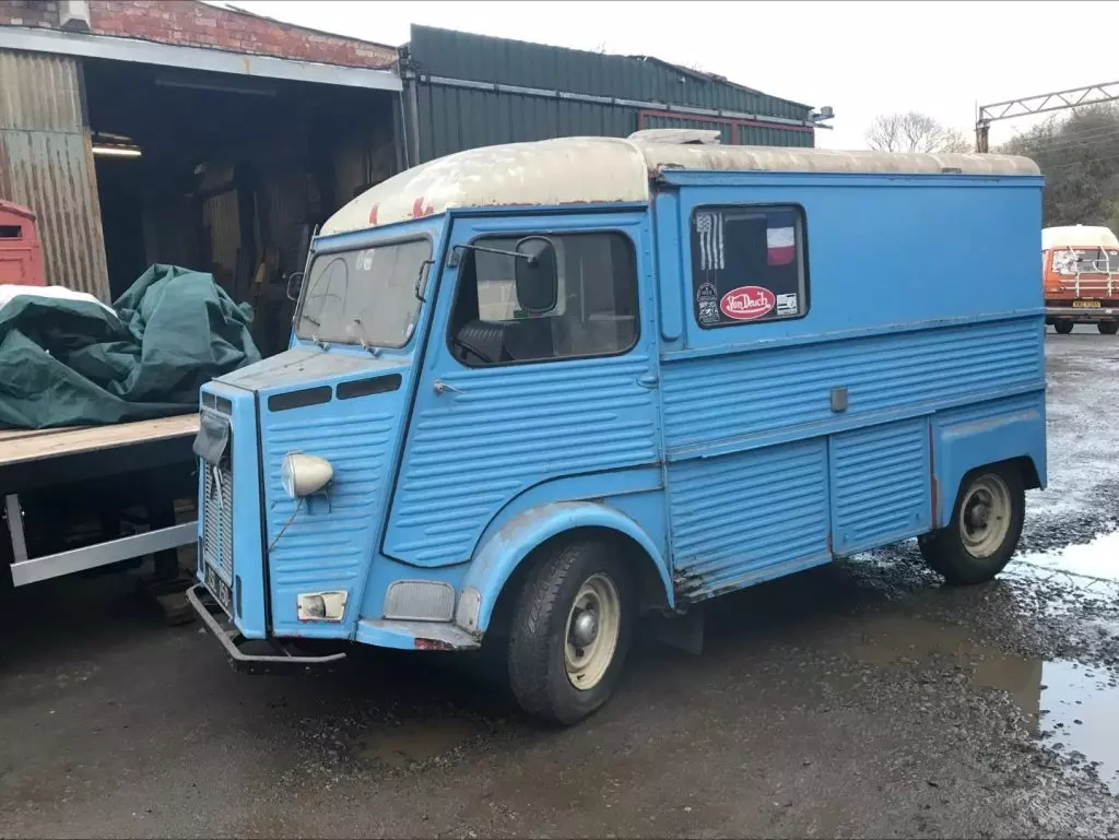 Epaves - c.1987 Citroën C15 pick-up bâché & 2009 Renaul…